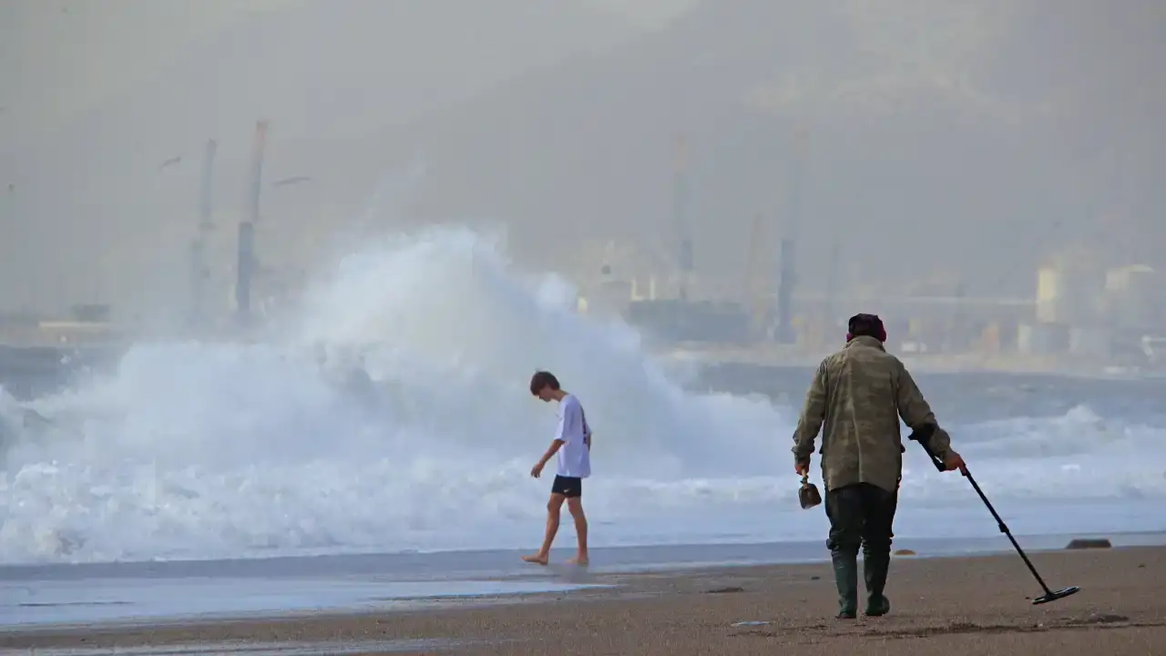 Günlerdir Süren Sağanak Yağış Sonrası Antalyalılar Sahile Akın Etti 6